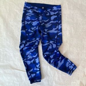 Vineyard Vines performance leggings sz M Reversible camo to whale tile print
